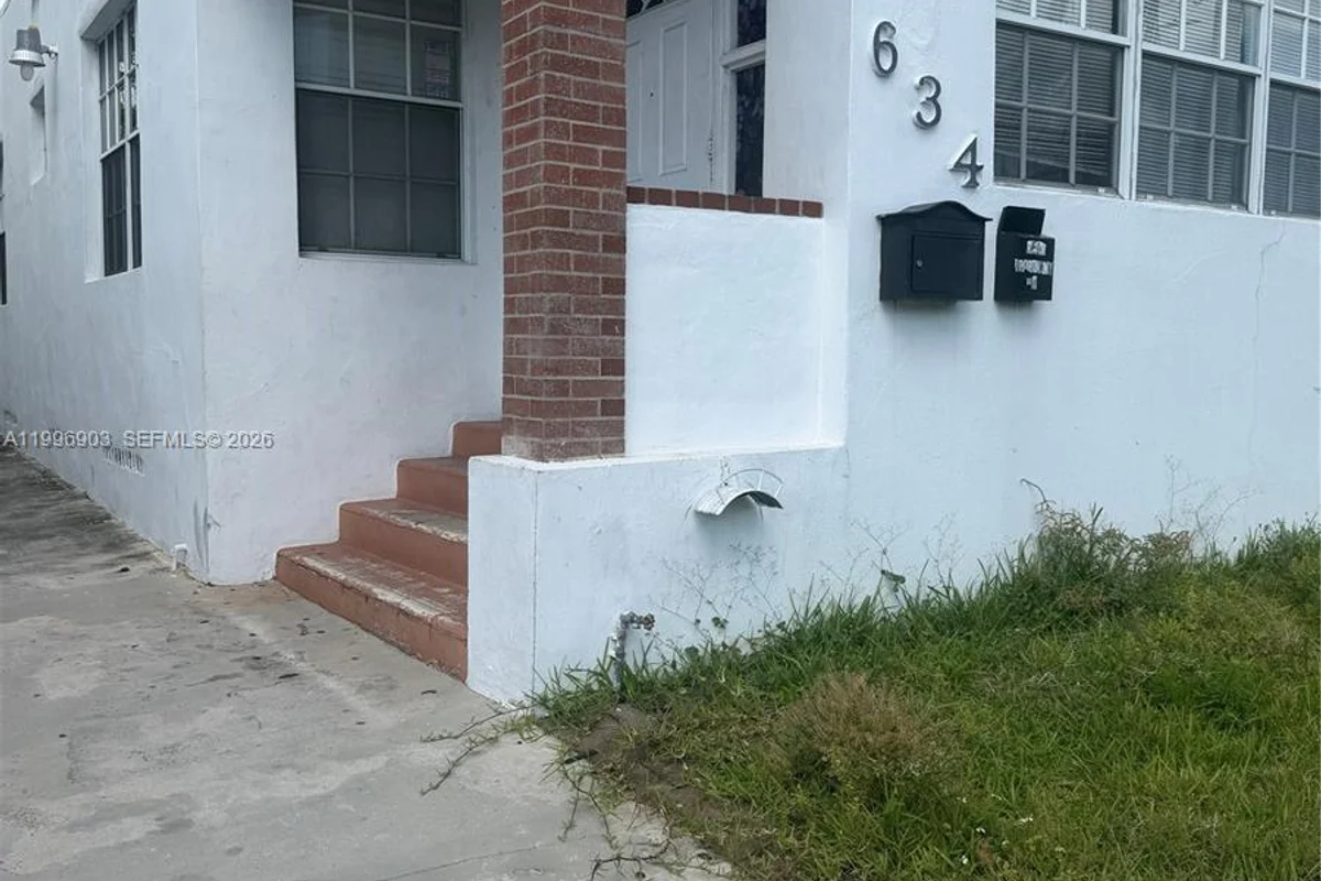 634 SW 10th Ave, Miami: photo 1 of 18