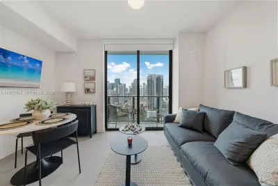 121 NE 5th #2604, Miami: photo 1 of 28