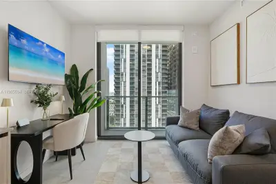121 NE 5th St #2706, Miami: photo 1 of 28
