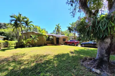 1060 NE 122nd St, North Miami: photo 1 of 59