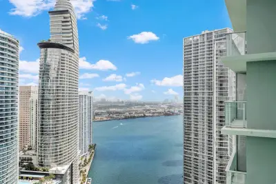77 SE 5th St #4206, Miami: photo 1 of 43