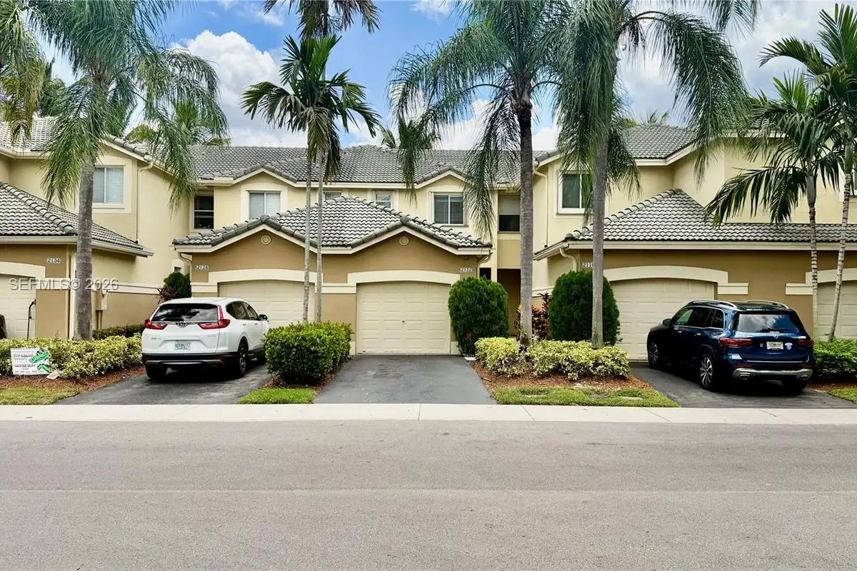 Townhouse in Weston: photo 1 of 17