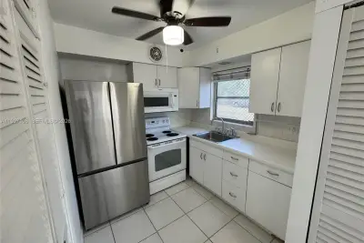 2000 Buchanan St #11, Hollywood: photo 1 of 10