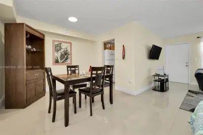 7620 Carlyle Ave #204, Miami Beach: photo 1 of 30