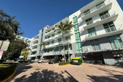 2100 Van Buren St #501, Hollywood: photo 1 of 25