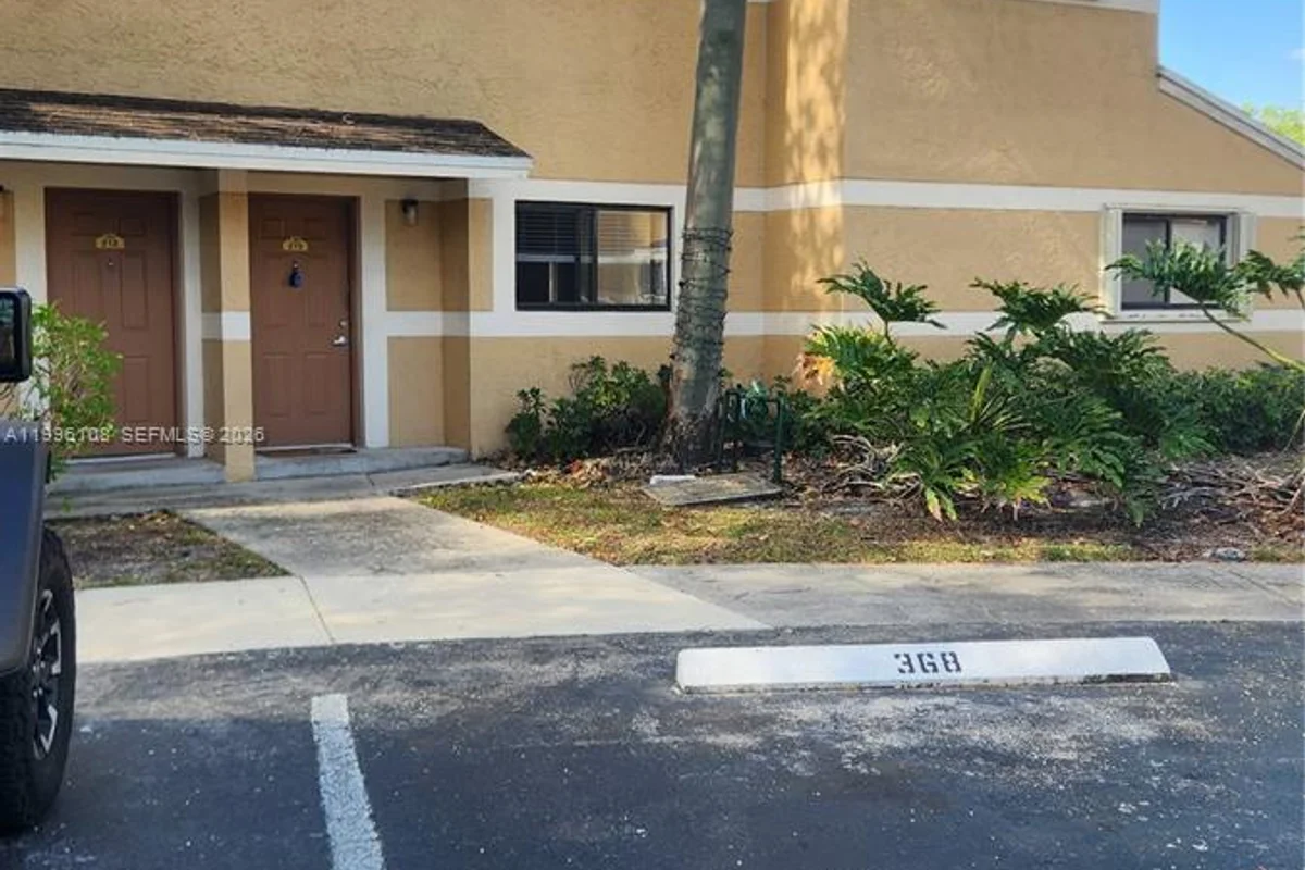 210 E Palm Cir E, Pembroke Pines: photo 1 of 22