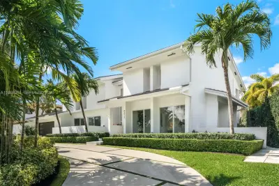 6832 Sunrise Ct, Coral Gables: photo 1 of 25