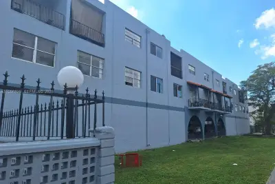 1300 W 53rd St #35, Hialeah: photo 1 of 8