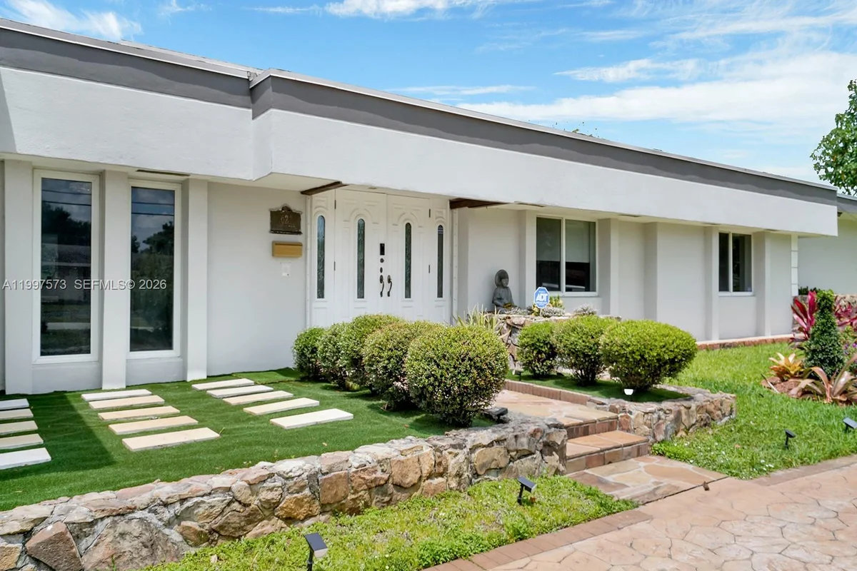 621 E Tropical Way, Plantation: photo 1 of 50