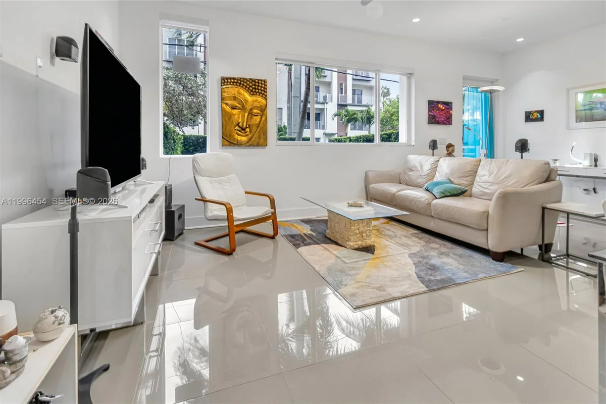 1045 NE 18th Ave #102, Fort Lauderdale: photo 1 of 32
