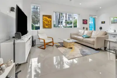 1045 NE 18th Ave #102, Fort Lauderdale: photo 1 of 32