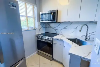 1731 SE 15th St #315, Fort Lauderdale: photo 1 of 10