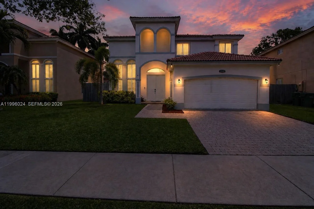 1910 SE 14th Cir, Homestead: photo 1 of 50