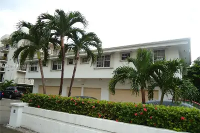 Condo in Hallandale Beach: photo 1 of 8