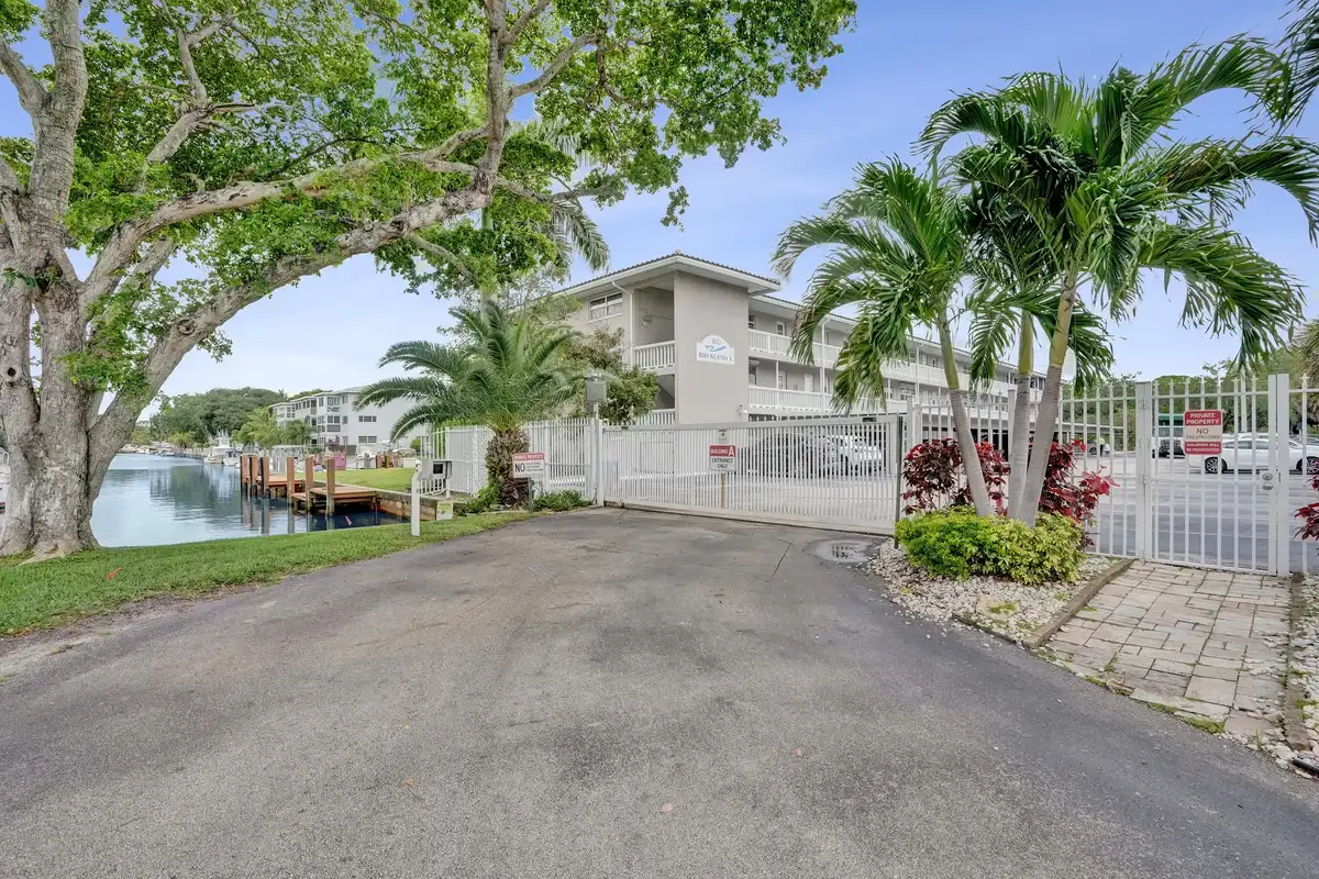 900 SW 12th St #100, Fort Lauderdale: photo 1 of 38