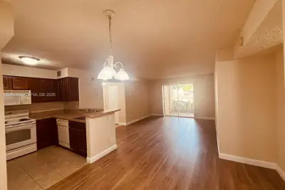 Condo in Tamarac: photo 1 of 13