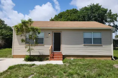 210 NW 13th Ave, Delray Beach: photo 1 of 15
