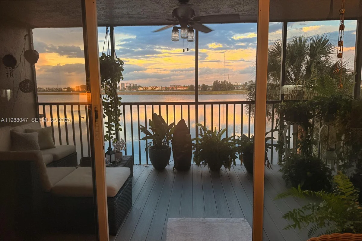 605 Ives Dairy Rd #205-7, Miami: photo 1 of 62
