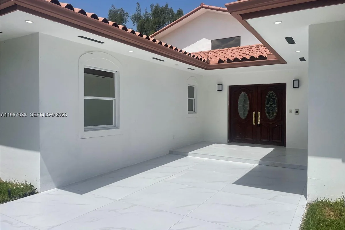 19740 W Saint Andrews Dr, Hialeah: photo 1 of 40