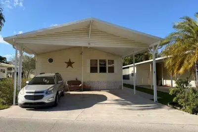 2 S 4 Seasons Rd, Palm Beach Gardens: photo 1 of 17