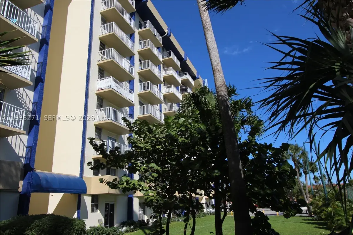 4550 NW 9th St #811E, Miami: photo 1 of 25