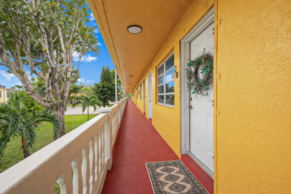 115 NE 202nd Ter #M20, Miami Gardens: photo 1 of 26