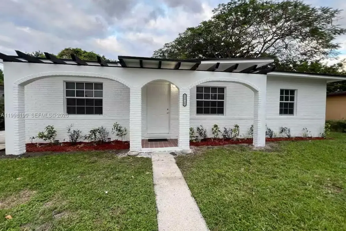 House in North Miami: photo 1 of 40