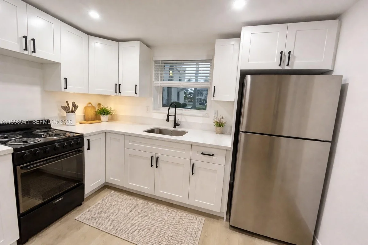 Apartment in Hollywood: photo 1 of 4
