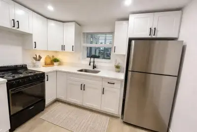 Apartment in Hollywood: photo 1 of 4