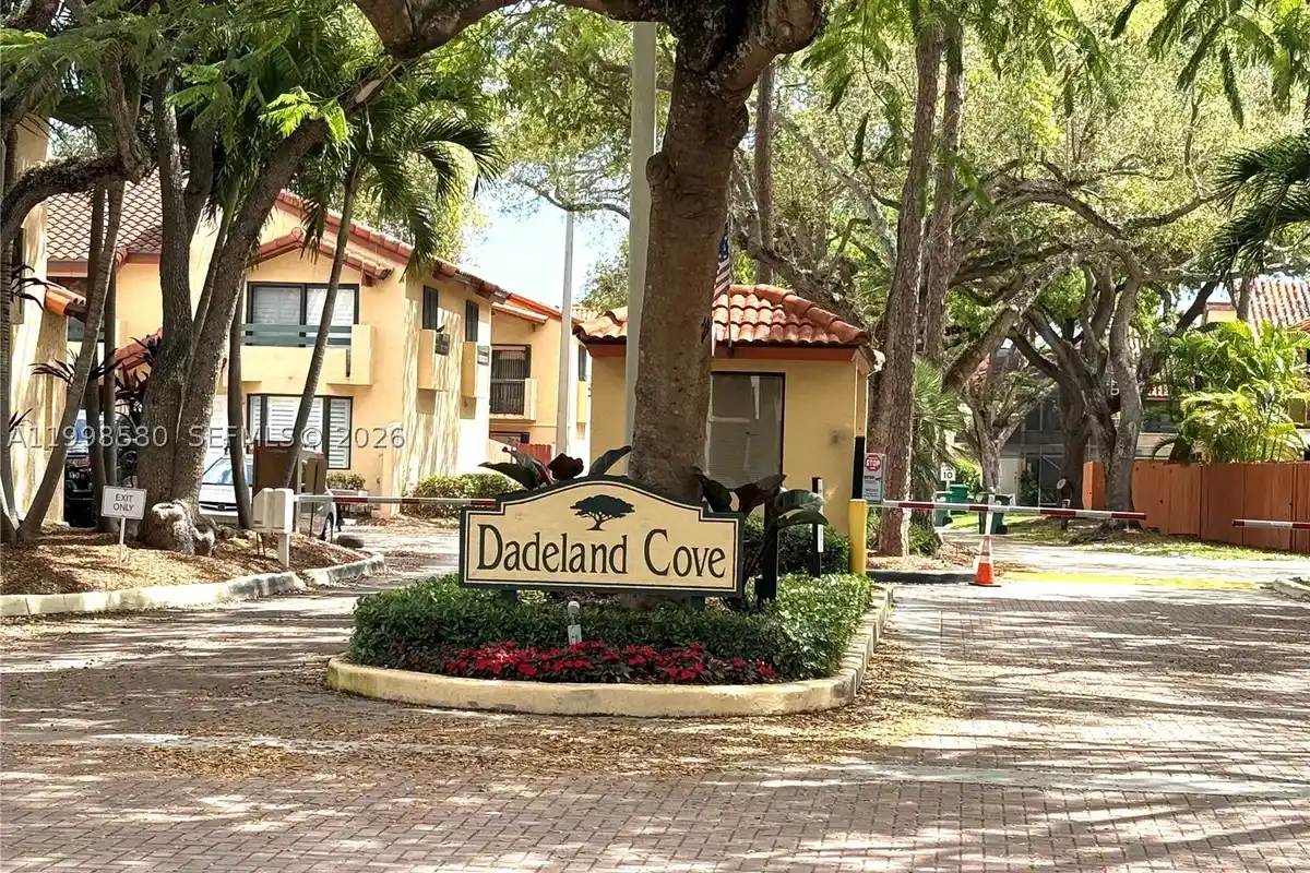 10029 SW 77th Ct, Miami: photo 1 of 9