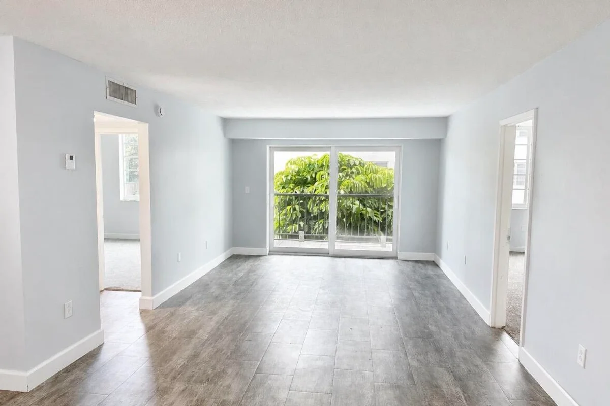 1250 NE 125th St #216d, North Miami: photo 1 of 12