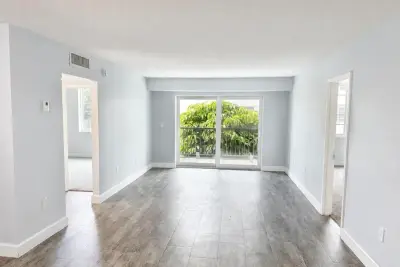 1250 NE 125th St #216d, North Miami: photo 1 of 12
