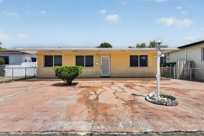 733 W 33rd St, Hialeah: photo 1 of 42