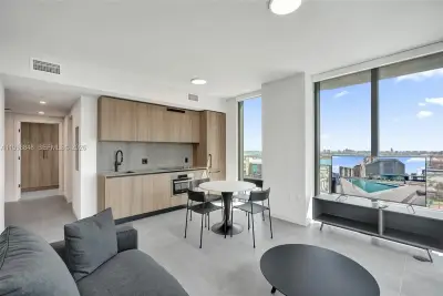 121 NE 5th St #2101, Miami: photo 1 of 35