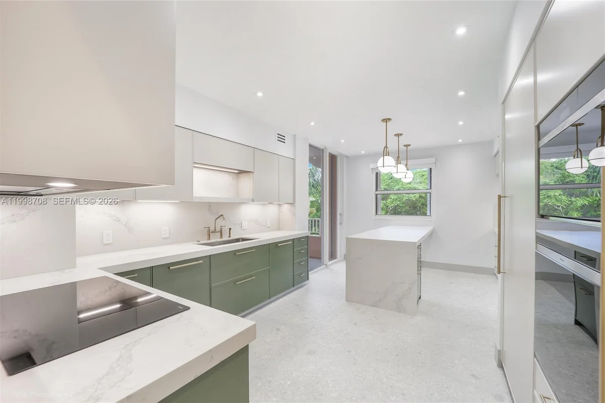 Condo in Key Biscayne: photo 1 of 35