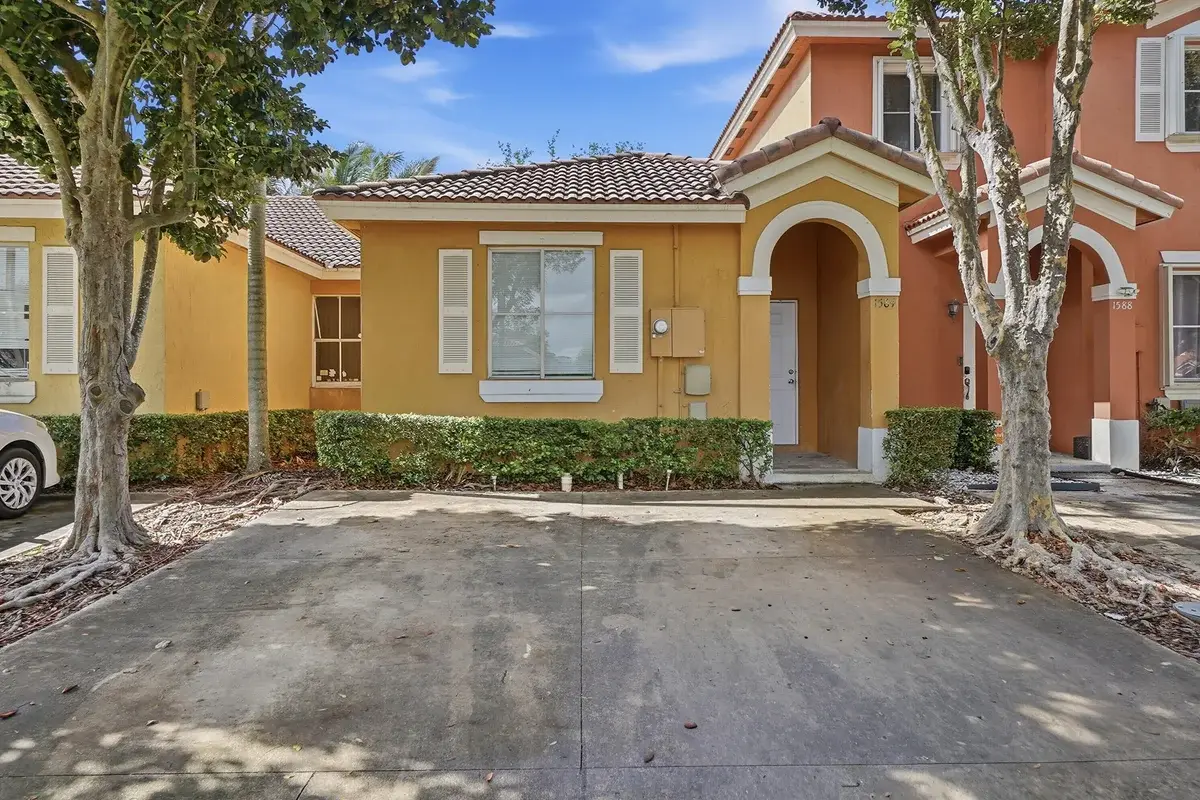 1584 SW 2nd St, Homestead: photo 1 of 28