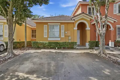 1584 SW 2nd St, Homestead: photo 1 of 28