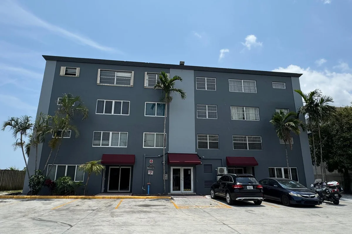 1060 Crystal Lake Dr #101, Deerfield Beach: photo 1 of 15