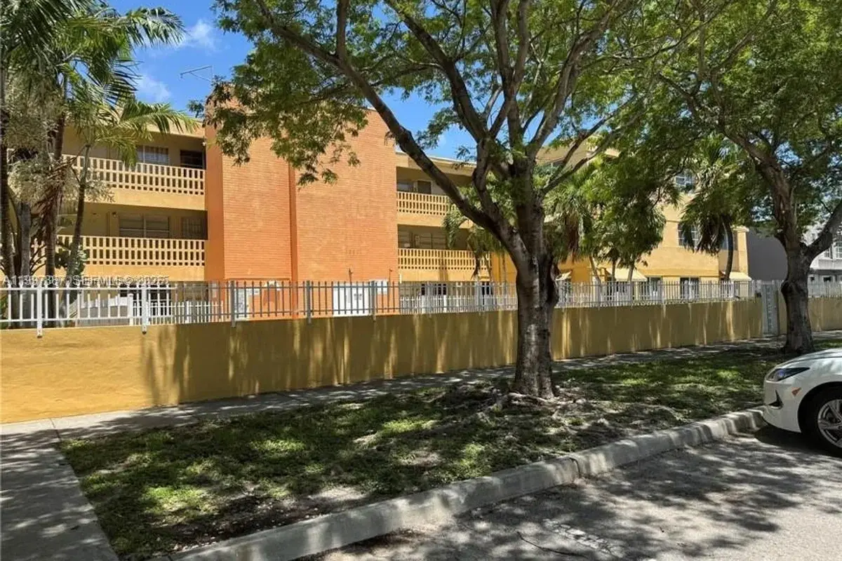 1821 NE 168th St #B3, North Miami Beach: photo 1 of 12