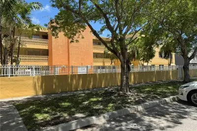 1821 NE 168th St #B3, North Miami Beach: photo 1 of 12