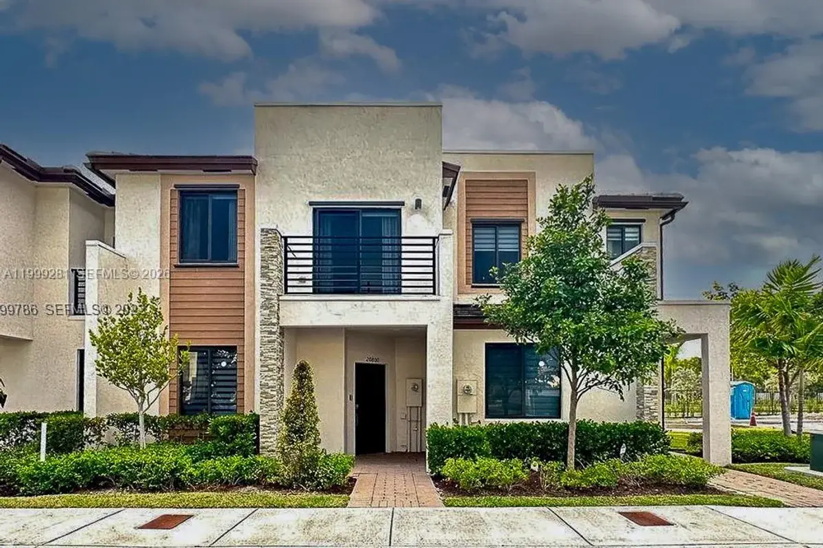 20800 NE 5th Ct, Miami: photo 1 of 28