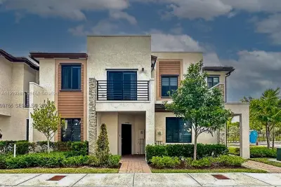 20800 NE 5th Ct, Miami: photo 1 of 28