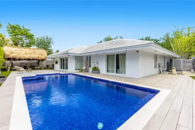 524 Warren Ln, Key Biscayne: photo 1 of 61