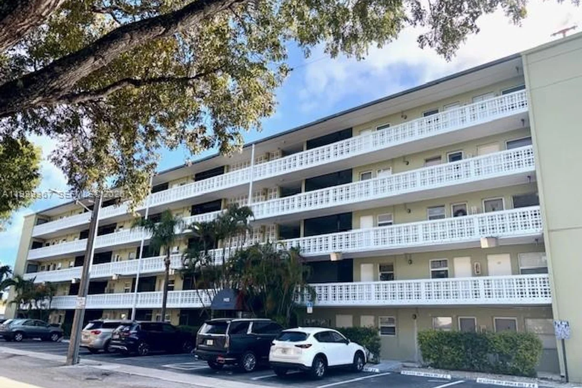 1425 Arthur St #403A, Hollywood: photo 1 of 26