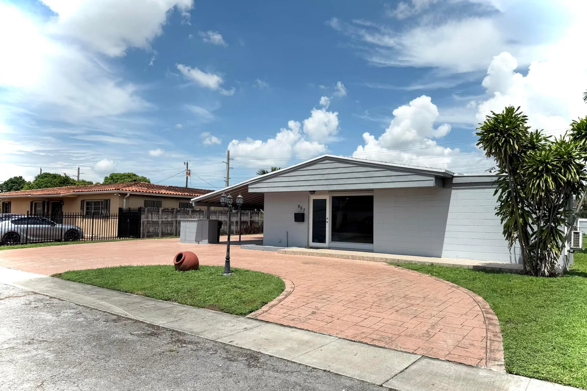 957 W 67th St, Hialeah: photo 1 of 15