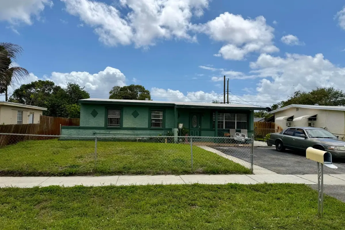 1004 NW 12th St, Fort Lauderdale: photo 1 of 8