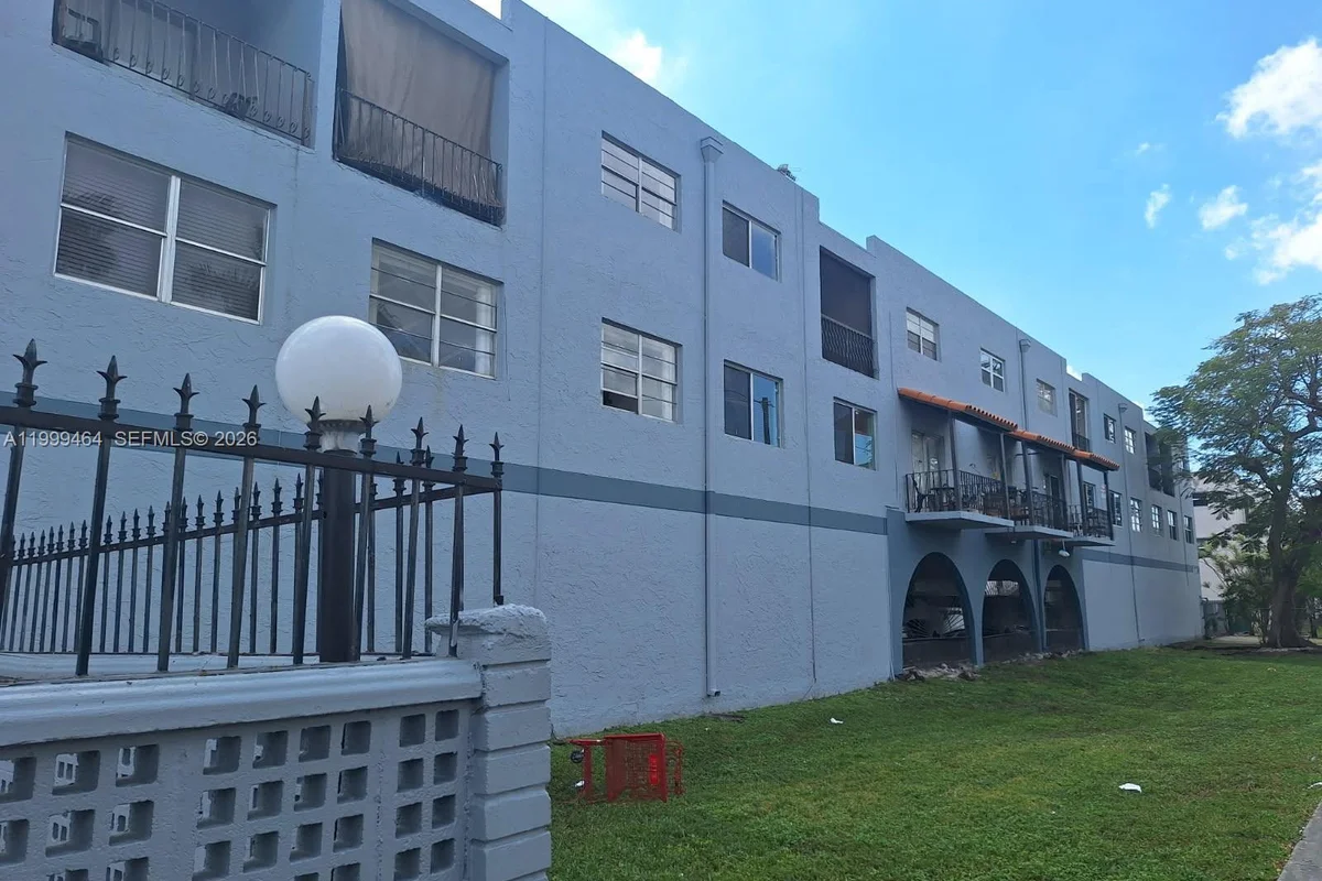 1300 W 53rd St #19, Hialeah: photo 1 of 7