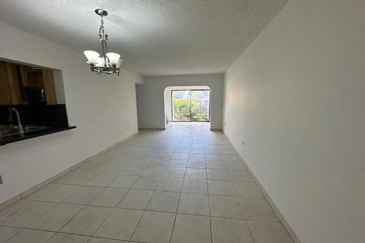 10237 NW 9th St Cir #108-4, Miami: photo 1 of 5