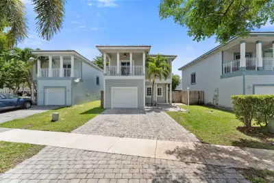 379 NE 31st Ave, Homestead: photo 1 of 23