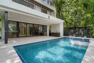 3983 Kumquat Ave, Miami: photo 1 of 41